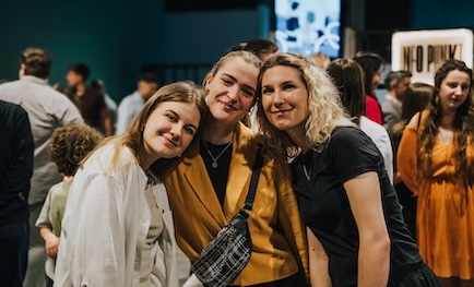 Dziewczyny rozmawiają we foyer.