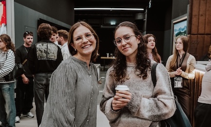 Ludzie rozmawiają we foyer.