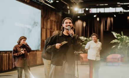 Mężczyzna przemawia na scenie.